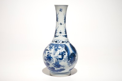 Un vase de forme bouteille en porcelaine de Chine bleu et blanc, &eacute;poque Transition